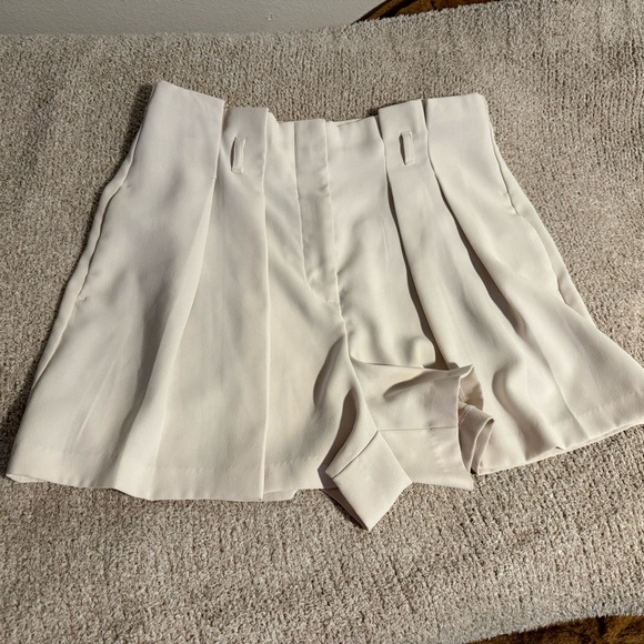 Express Cream Women's Pleated Shorts - Picture 1 of 12